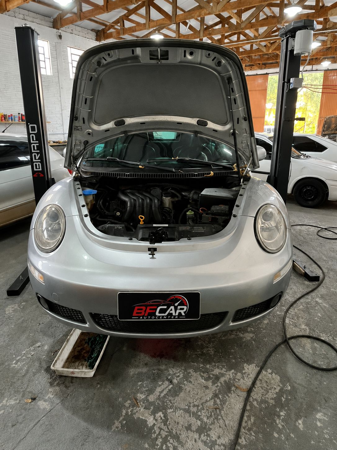 Veículo na rampa elevatória da oficina BF CAR Autocenter em Erechim
