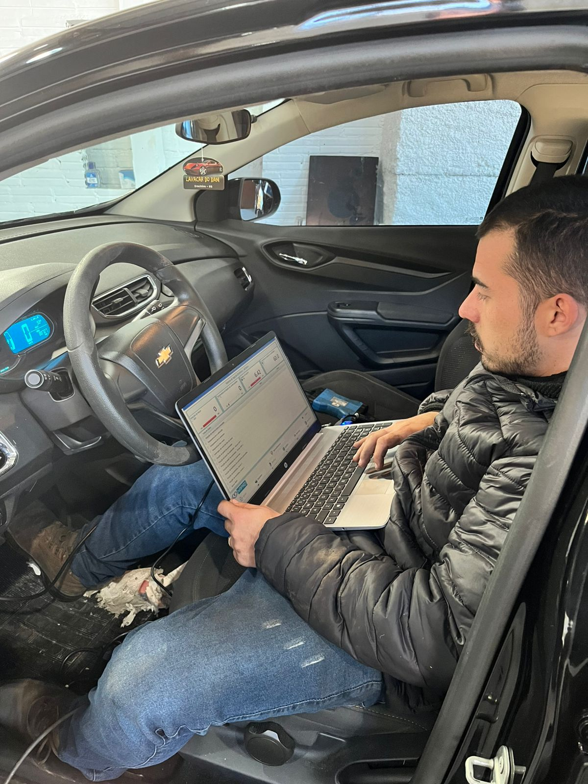 Especialista realizando diagnóstico eletrônico via scanner automotivo
